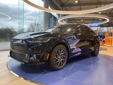 Voir le détail de l'offre de cette FORD Mustang Mach-E Extended Range 99kWh 487ch GT AWD de 2022 en vente à partir de 88 490 € 
